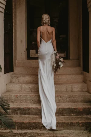 Černobílé Svatební Šaty 10 robe de mariee boheme soie simple dos nu 720x